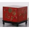 Coffre chinois rouge papillons sur socle