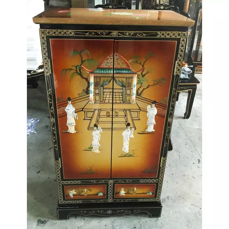 Armoire chinoise laque mordorée avec incrustations de nacre